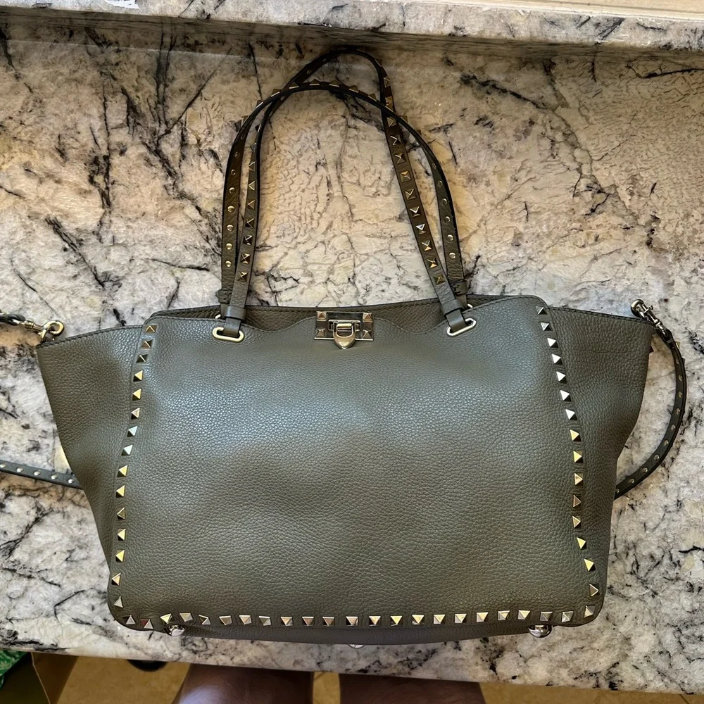 SOLD!!!! Valentino Medium Rockstud Leather Tote - Picture 2 of 16